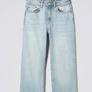 Weekday Voyage 26/30 - Säljer mina weekdayjeans modell ”voyage” (raka) i storlek 26/30. Använda men i fint skick! Skickar med postnord, frakt på 63kr tillkommer! Lagom långa på mig som är 164cm lång OBS endast seriösa köpare