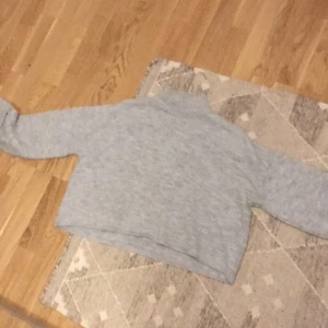 Stickad tröja ifrån Gina. Crop top - Andvänd fåtal gånger, fortfarande bra skick