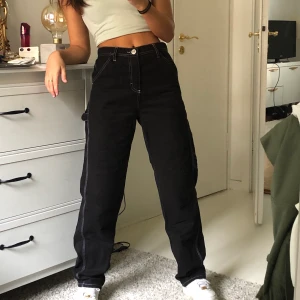 utility byxor - Skitsnygga utility byxor från urban outfitters, sparsamt använda, säljer då de är lite förstora på mig. 