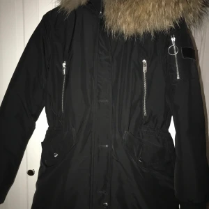 Rock and Blue  - Dunjacka i modellen ”Cat” från Rock and Blue. Jag fick den av min mamma i present förra året och då kostade den 4000 på Two angels i Göteborg. Om någon är intresserad kan jag skicka bilder på den. Det är oanvänd då den inte var min stil och därför säljer jag den #dunjacka