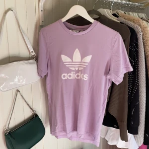 Adidas t-shirt! - Hur fin som helst🤍 köpt på herravdelningen storlek S!