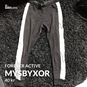 Snygga mysbyxor och har jätte mjukt matrial  - Jag säljer dom här för att de sitter lite för tajt för min del.