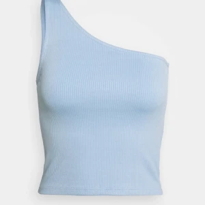 Topp - Säljer nu en av mina absoluta favorit toppar som på senaste tid tyvärr inte kommit till användning. Slutsåld överallt så säljer endast för ett bra pris, buda!!(bjuder på frakten)) den är i storlek M men passar även S!!🤩🤩      Den är i nyskick då jag bara använt den en hand full gånger 