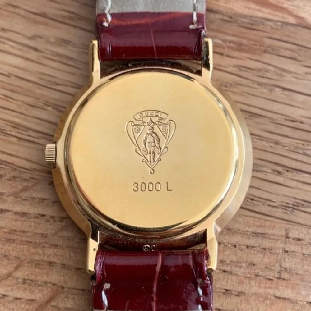 Säljer ett guldpläderat armbandsur GUCCI inköpt från auktion i Schweiz. Aldrig använd av mig, endast testad på bild. Säljes på grund av att jag vann två likadana på auktion och behåller en av dem.  År 1990-1999. . Accessoarer.