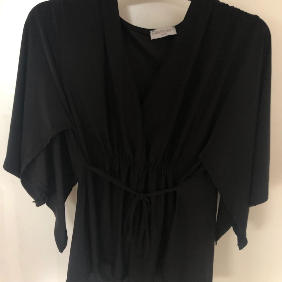 Svart blus med knyte i midjan - 90