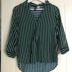 Skjorta  - Randig blus/skjorta använd fåtal gånger.