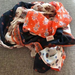 Ny sjal från s.Oliver -  En superfin ny halsduk som passar perfekt att ha nu i höst 🍁  Nypris 299 kr Säljer för 85 kr 🚫Djurfritt och rökfritt hem 📍Kan mötes upp i Mölnlycke 📬Kan skickas mot fraktkostnad