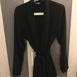 Svart kappa bikbok storlek 42 - Helt ny! Prislapp borde sitta kvar, aldrig använd,felköp till dotter.