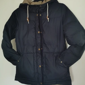 Burton vinterjacka  - Mörkblå vinterjacka från Burton, inget dun. 