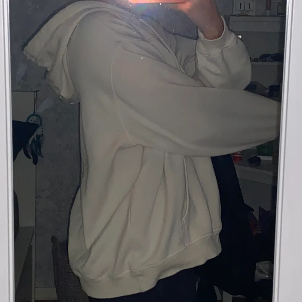 Säljer min assköna hoodie från H&M då den tyvärr inte kommer till användning längre, köparn betalar för frakt✨ Skriv för fler bilder🥰. Tröjor & Koftor.