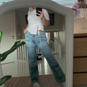 Tshirt - As ball T-shirt som man kan dra åt beroende på hur man vill att snörningen ska sitta! Perfekt sett att liva upp en outfit, ist för en simpel vit T-shirt funkar denna!💖