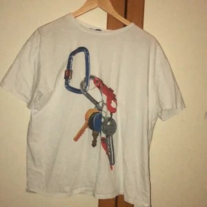 Zara T-shirt  - En vit t-shirt från Zara med tryck på. Trycket är en nyckelknippa. Köpt i Storlek L för att få en oversized look. 