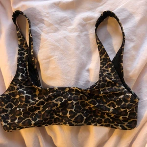 Bikiniöverdel i leopard mönster - Oanvänd bikiniöverdel från NA-KD