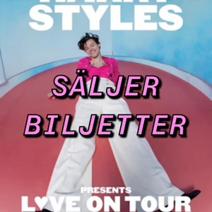 Biljetter till Harry Styles - BUDGIVNING PÅ TRADERA! LEDANDE BUD: 5300kr på Tradera. (denna annons ligger ute på tradera så buda där för en chans att få biljetter till konserten). Jag och min kompis säljer våra två biljetter till Harry Styles Love On Tour som egentligen skulle ske den 2/5 2020 men blev uppflyttad pga corona. Konserten är 1/3 2021 kl 19.30. Sittplats på sektion B7, rad 8 och plats 44-45. Biljetterna mailas till dig när betalningen gått igenom då vi inte vill bli scammade. Budgivningen slutar 25/10 