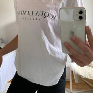 Säljer denna snygga t-shirt från aqua limone, fint skick! Frakt + pris