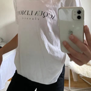 Aqua Limone  - Säljer denna snygga t-shirt från aqua limone, fint skick! Frakt + pris