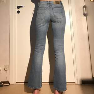 Ett par ljusa flare jeans från Crocker. Storlek w 25 l 31. Midjan sitter perfekt på mig som oftast har 34/36/XS/S. Dom är dock lite korta för mig som ni ser på bilderna (jag är 170). Skulle säga att dom sitter bra för någon i längden mellan 160-165! Nypris ca 700kr, knappt använda