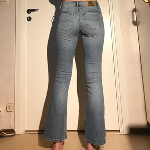 Crocker flare jeans - Ett par ljusa flare jeans från Crocker. Storlek w 25 l 31. Midjan sitter perfekt på mig som oftast har 34/36/XS/S. Dom är dock lite korta för mig som ni ser på bilderna (jag är 170). Skulle säga att dom sitter bra för någon i längden mellan 160-165! Nypris ca 700kr, knappt använda