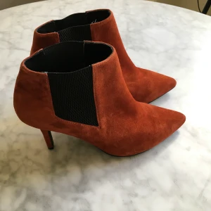 Tiger of Sweden Ankle boots orange liten klack  - Helt oanvända ankle boots med liten klack från Tiger of Sweden i härlig höst kulör. Lite mindre i storleken, en med st 38 går också bra. 