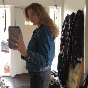 Vintage diesel jeansjacka  - Vintage jeansjacka från diesel! Står L i men skulle snarare säga att det är en M, sitter bra på mig och jag är s-m. Superfint skick!! Buda i kommentarerna, skriv privat vid frågor❤️