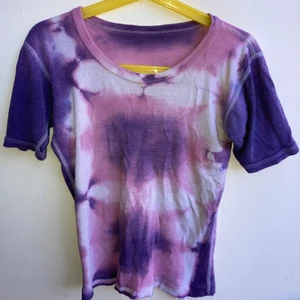 Super snygg tiedye T-Shirt  - Säljer tyävrr denna supersnygga tiedye tröjan som är för liten för mig då jag har för brasa axlar. Jätte skönt och fint material. Köparen står för frakten på 43 kr💗 