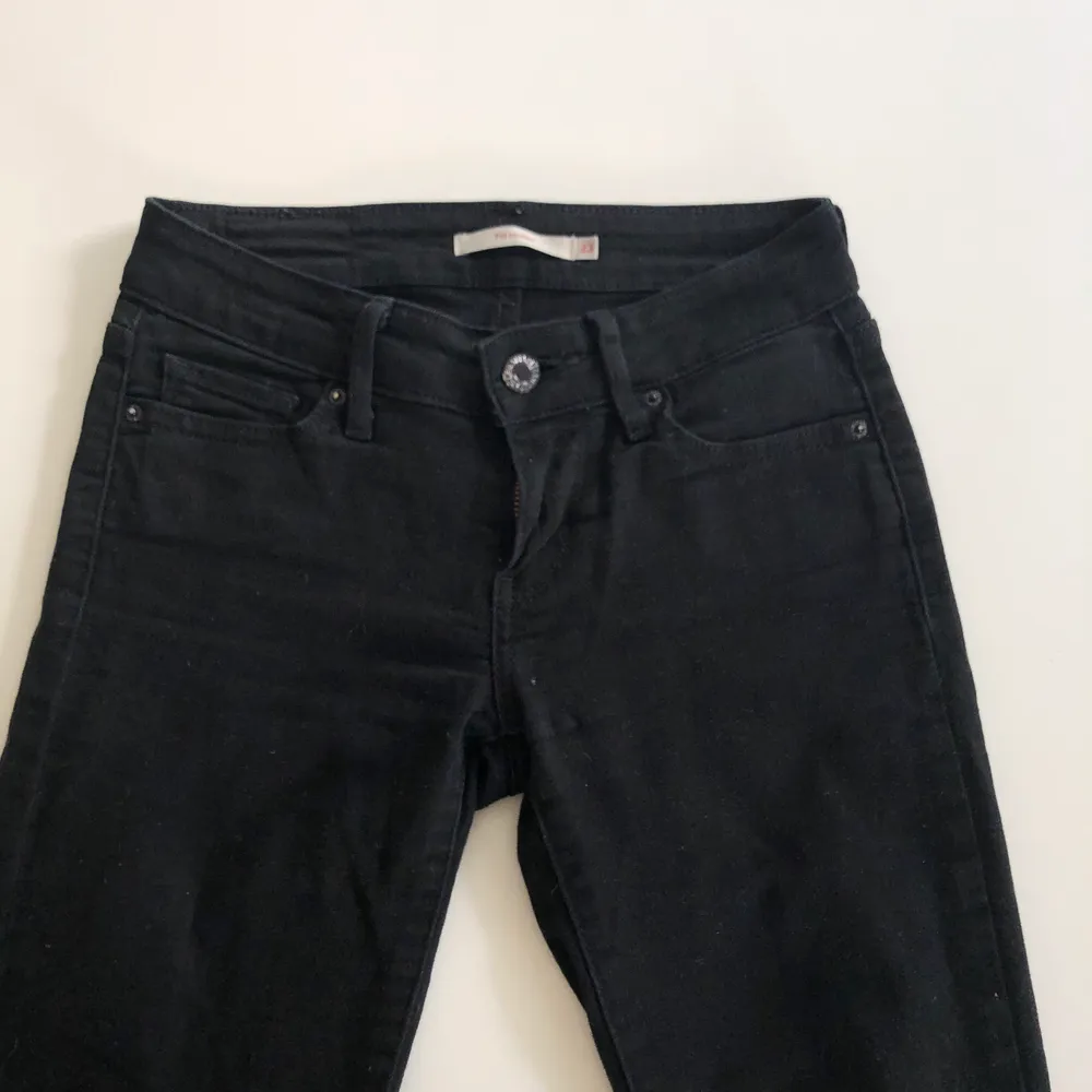 Ett par svarta skinny jeans från Levis. Modell 711 skinny. Jättebra sick😊 frakt kostar 55kr . Jeans & Byxor.