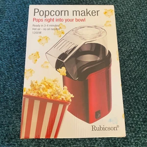 popcorn maskin - popcorn maskin från kjell och kompany. köpt för 150kr säljs för 95kr + frakt! andvänd fåtal gången, säljs pvg aldrig andvänder, jätte cool till fester och till halloween. 