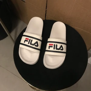 Fila tofflor strl 42/43 - Helt nya aldrig använda fila tofflor. 200kr inkl frakt 