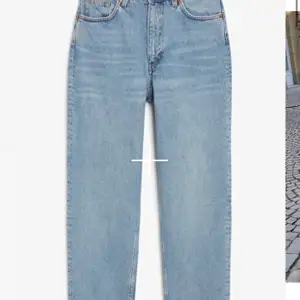 Säljer dessa mom jeans från monki i modellen taiki, blåa raka jeans, supersköna och sitter snyggt🤩 tyvärr för små för mig varav ingen bild när dom sitter på tyvärr:/ Strl: 26, jag är 173cm och de är för korta för mig. Frakt på 63kr