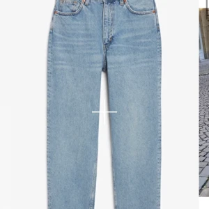 Mom jeans från monki  - Säljer dessa mom jeans från monki i modellen taiki, blåa raka jeans, supersköna och sitter snyggt🤩 tyvärr för små för mig varav ingen bild när dom sitter på tyvärr:/ Strl: 26, jag är 173cm och de är för korta för mig. Frakt på 63kr