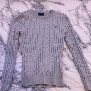 Grå kabelstickad tröja från GANT, storlek XS - Använd  ca 3 gånger, väldigt bra skick