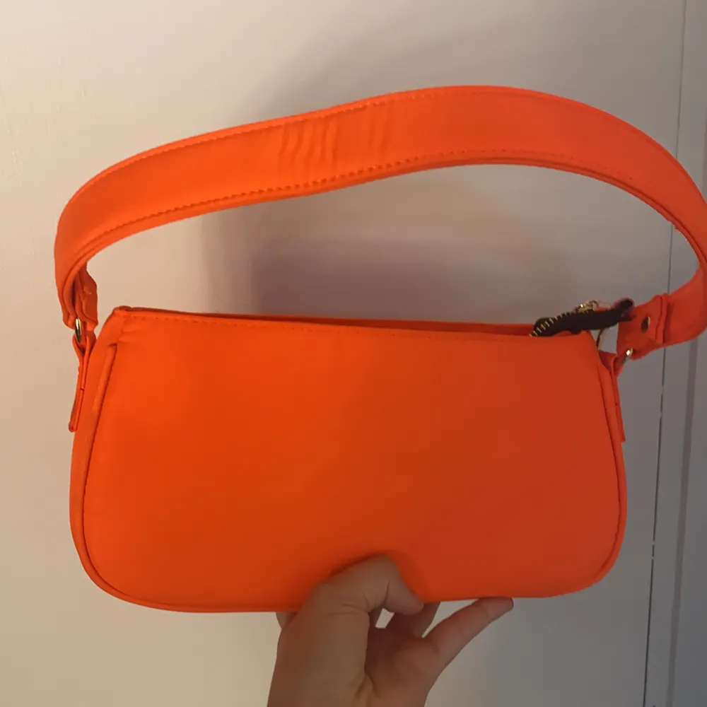 Orange liten väska från SHEIN. Säljs gör 75kr (om man kan mötas upp). Väskor.
