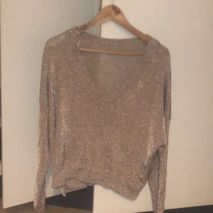 Stickad tröja  - Världens finaste glittriga stickade tröja från bikbok!! Använd 2 gånger 