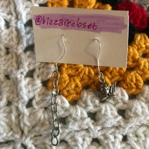 Örhängen ⛓👼🏼 - Skitcoola örhängen med en ängel och en kedja! Gjorde dem själv ^__^