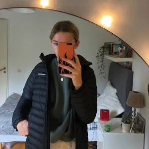 Peak Performance dunjacka - Säljer denna dunjacka från Peak Performance som jag tyvärr vuxit ur. Perfekt till hösten & vintern! Den står i barnstorlek 160 men passar XS-S. Frakt tillkommer 💕