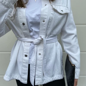 Zara jacka - Oanvänd jacka från Zara 💓 Frakt tillkommer