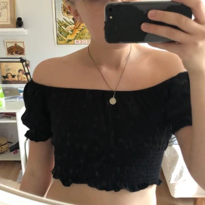 Svart monik topp 💕 - Så gullig, svart topp ifrån monki med puffärmar 💕