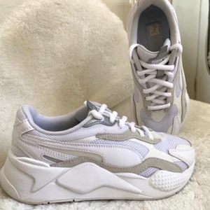 Puma rs-x stl. 38-39 - Intressekoll på ett par av mina fina rs-x skor, använda några gånger. Nypris 1200kr. Buda!! Köpare betalar eventuella frakten 😊🤍 