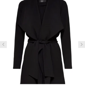 Svart Höst-kappa  - Jag säljer denna tunna svarta kappa från Only på grund av att den inte kommer till användning längre! Storlek S men passar XS-M. (den är lite stretchig)🤍🤍 priset som står är exklusive frakt!! 