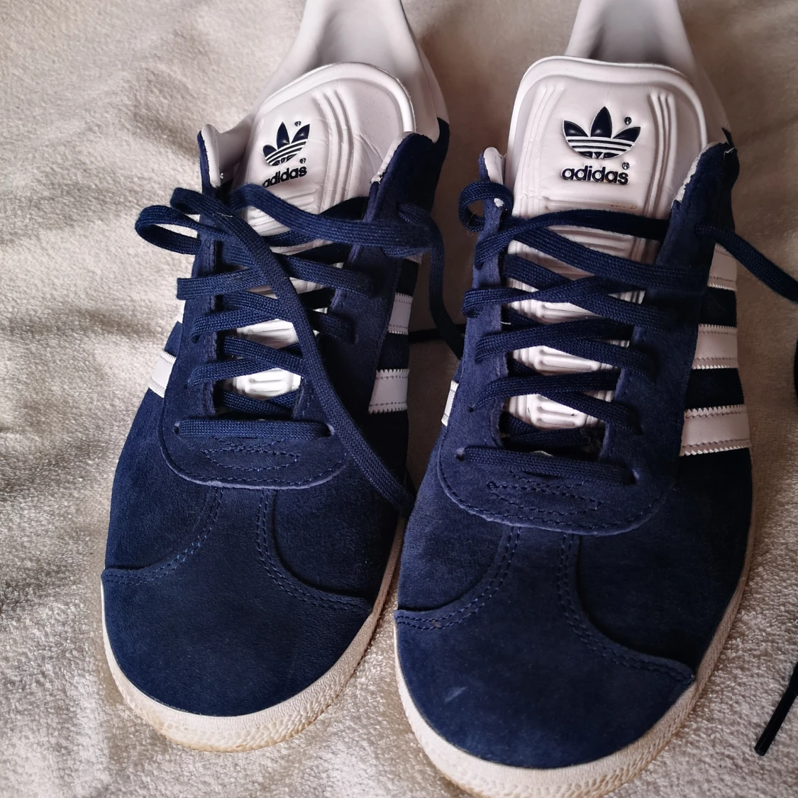 Adidas gazelle marinblå str 45,5