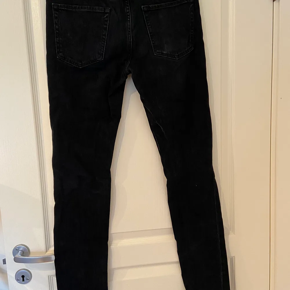 Svarta jeans från Jack & Jones skinny fit. Katt finns i hemmet och frakt ingår i priset. Jeans & Byxor.