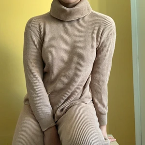 Stickat mjukis sätt - Använd 4 gånger. Byxorna är högmidjade och raka i benen.