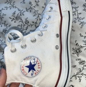 Converse All Star High White - Säljer mina Converse:) Använda ca 4 ggr, köpta för 750 kr, säljer för 200 kr;) 