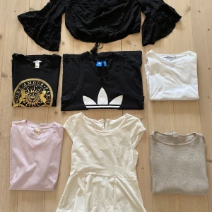 Toppar 30kr/styck  - Alla kläder på bilden 30kr/st 