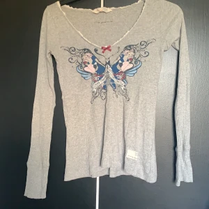Odd Molly tröja  - Tröja från Odd Molly. Knappt använd och i fint skick. I storlek 0 passar dock XS-S. Bud från 100kr. Frakt tillkommer, men kan mötas upp i Tomelilla eller Lund💗
