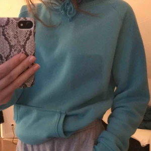 - Super mysig hoodie från bikbok! Använd cirka 3 gånger, frakt tillkommer💓