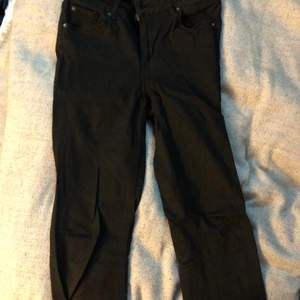Svarta sparsamt använda jeans från vero Moda 