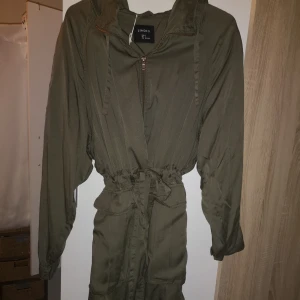 Militärgrön jacka parka från lindex s m - Helt ny parka från Lindex i storlek S men stor i storleken mer som M nyöris 699kr