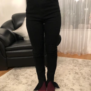 Svarta botcut jeans med slits  - Använda en gång men tyvärr för långa och stora för mig som är 162 cm. St 38, väldigt fina på, de från Gina tricot. 