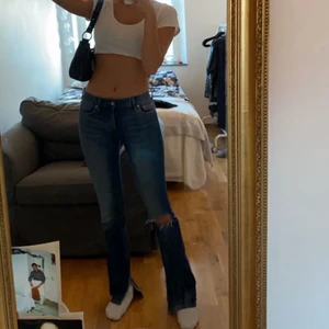 Lågmidjade jeans med slits - Skitsnygga lågmidjade jeans från GAP, har själv gjort hålet och slitsen. Storlek XS och jag är 166 cm lång💗